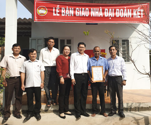 Đại diện UBMTTQVN tỉnh và Công ty TNHH MTV Xổ số kiến thiết An Giang trao nhà “Đại đoàn kết” cho gia đình ông Trịnh Văn Phòng (ấp Phước Lợi, xã Phước Hội, huyện Đất Đỏ). Ảnh: Nhân Đoàn