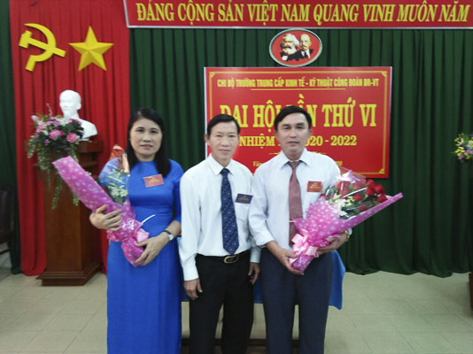 Ông Nguyễn Châu Trinh, Phó Bí thư Đảng ủy LĐLĐ tỉnh tặng hoa Cấp ủy nhiệm kỳ mới. 