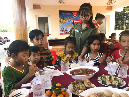 ĐVTN Đoàn cơ sở Công an huyện Đất Đỏ phục vụ “bữa cơm yêu thương” cho thiếu nhi Châu Ro.
