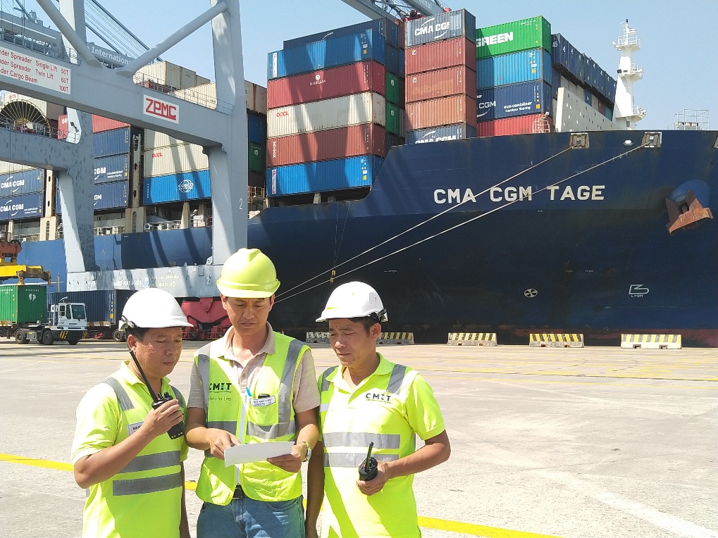 Nhân viên Cảng CMIT hội ý công việc phía ngoài cầu cảng trong ca trực.