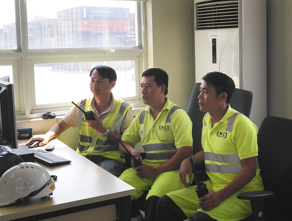 Trong phòng trực, nhân viên Cảng CMIT liên tục điều hành công việc ngoài cầu cảng. HD