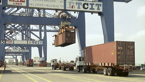 Xếp dỡ hàng container tại Cảng TCIT.