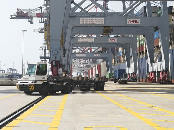 Sáng 29 Tết, xe container vận chuyển hàng tấp nập ra vào cảng CMIT.