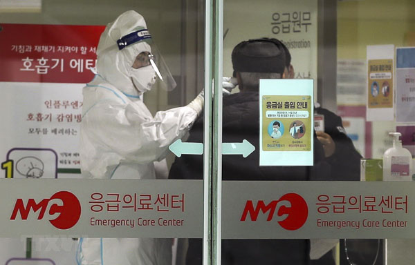 Nhân viên y tế kiểm tra thân nhiệt hành khách tại bệnh viện trung tâm Seoul,  Hàn Quốc ngày 27/1/2020. (Nguồn: Yonhap)  