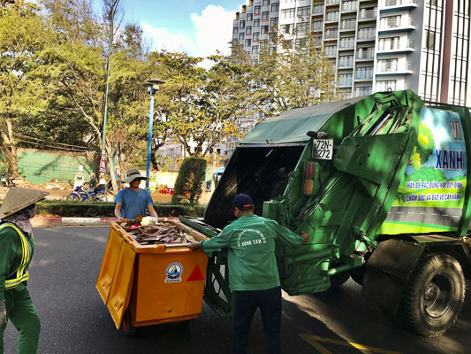 Xe chuyên dụng thu gom rác của Công ty CP Dịch vụ môi trường và Công trình đô thị Vũng Tàu thu gom rác trên đường Thùy Vân mùng 3 Tết.