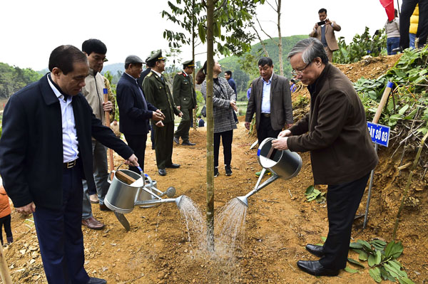 Ông Trần Quốc Vượng (bìa phải), Ủy viên Bộ Chính trị, Thường trực Ban Bí thư hưởng ứng Tết trồng cây Xuân Canh Tý 2020 tại thôn Khuôn Điển, xã Kim Quan, huyện Yên Sơn, tỉnh Tuyên Quang.