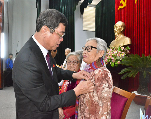 Ông Trần Đình Khoa, Ủy viên Ban Thường vụ Tỉnh ủy, Bí thư Thành ủy Vũng Tàu trao Huy hiệu 60 năm tuổi Đảng cho đảng viên, đợt 3/2/2020.