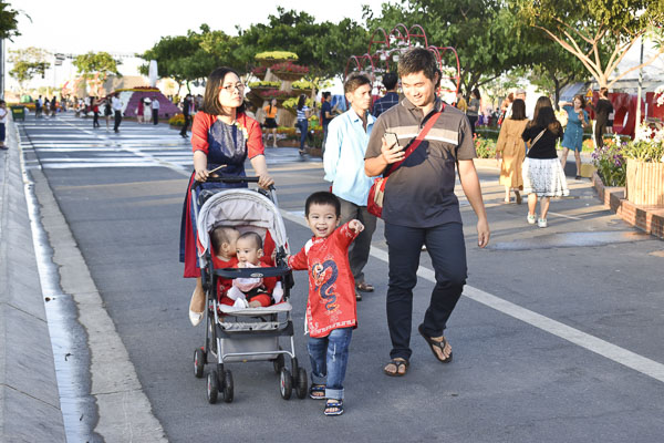 Người dân trên địa bàn tỉnh vừa trải qua một kỳ nghỉ Tết Canh Tý 2020 vui tươi, lành mạnh, an toàn, tiết kiệm. Trong ảnh: Người dân vui chơi Tết tại đường hoa Bà Rịa.