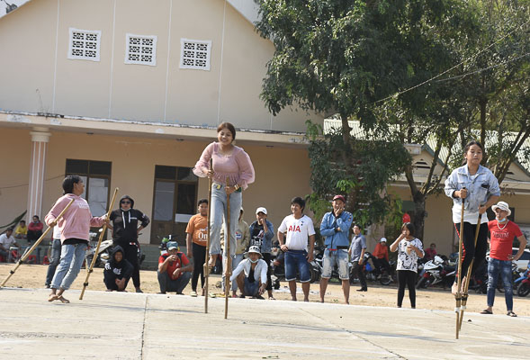 Nội dung đua cà kheo thu hút nhiều vận động viên nữ tranh tài.