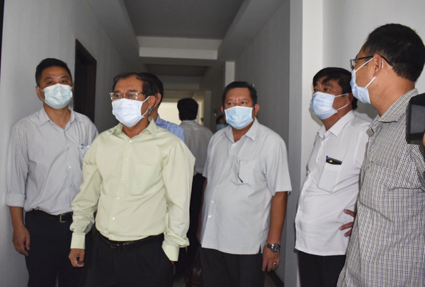 Đoàn kiểm tra công tác phòng, chống dịch bệnh nCoV tại Công ty TNHH San Fang Việt Nam. Ảnh: PHI DŨNG