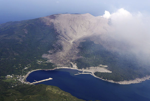Khói bốc lên từ miệng núi lửa Shindake trên đảo Kuchinoerabu, Nhật Bản.