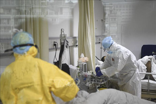 Điều trị cho bệnh nhân nhiễm chủng virus Corona mới tại bệnh viện ở TP.Trùng Khánh, miền Tây Nam Trung Quốc ngày 1/2/2020.