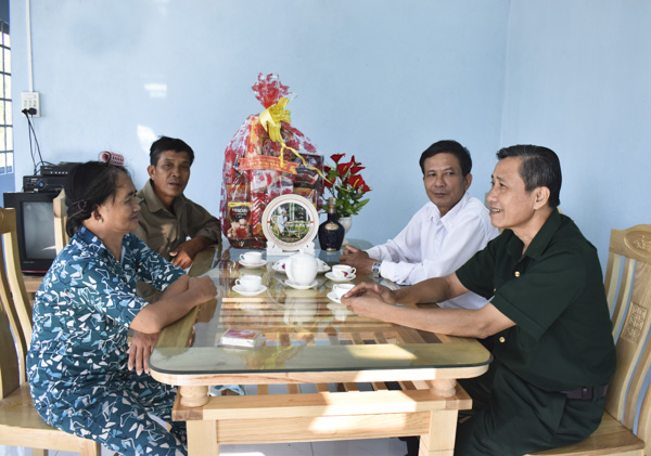 CCB Đoàn Văn Hải cùng vợ (bên trái) trò chuyện với các đồng đội trong ngôi nhà “Nghĩa tình đồng đội”  vừa được xây tặng.