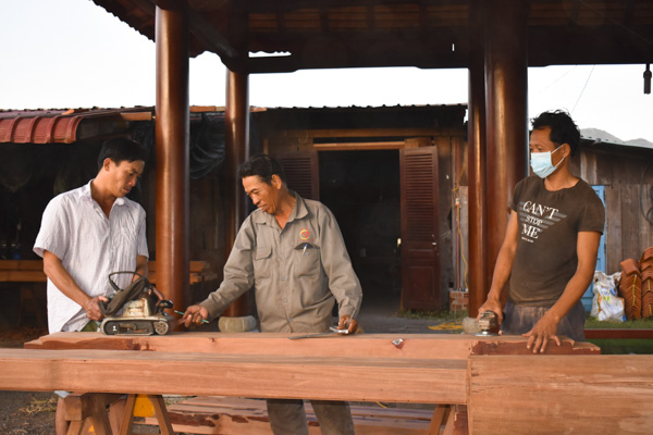 CCB Nguyễn Minh Thanh (đứng giữa, tổ 17, KP. Hải Bình, TT. Long Hải,  huyện Long Điền) hướng dẫn người lao động làm việc tại cơ sở đồ gỗ của mình.