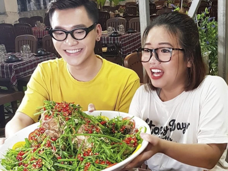 Thực khách thưởng thức món ăn Thái Lan tại nhà hàng Wongnai. Ảnh: KIM HỒNG