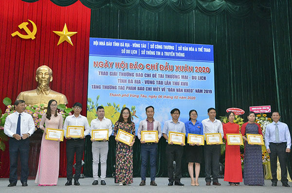 Ông Phan Đức Hiền, Chủ tịch Hội Nhà báo tỉnh (bìa trái) và ông Mai Minh Quang, Phó Trưởng Ban Dân vận Tỉnh ủy trao Giấy khen cho 12 tác giả có tác phẩm báo chí xuất sắc viết về tấm gương “Dân vận khéo” (giai đoạn 2018-2020) năm 2019 được chọn vào vòng chung khảo năm 2020.