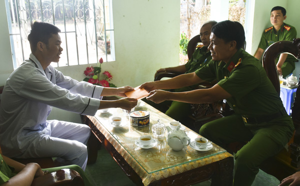 Lãnh đạo Phòng PC02-Công an tỉnh trao  10 triệu đồng hỗ trợ để Trung úy  Nguyễn Đắc Nghĩa chữa bệnh. 