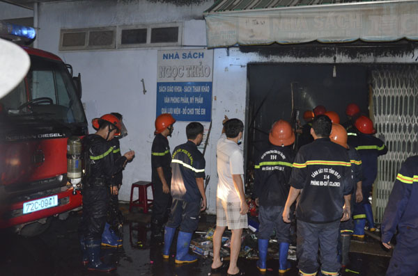 Lực lượng cảnh sát PCCC và cứu nạn cứu hộ phun nước, dật tắt đám cháy.