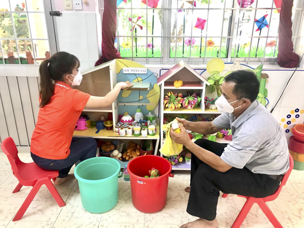 Trong thời gian HS nghỉ học, GV và nhân viên Trường MN Châu Thành (TP.Vũng Tàu) dọn dẹp vệ sinh trường lớp và rửa dụng cụ học tập, sẵn sàng đón trẻ trở lại trường.