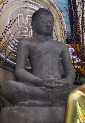 Tượng Phật đá sa thạch có niên đại thế kỷ thứ VII ở Linh Sơn cổ tự.