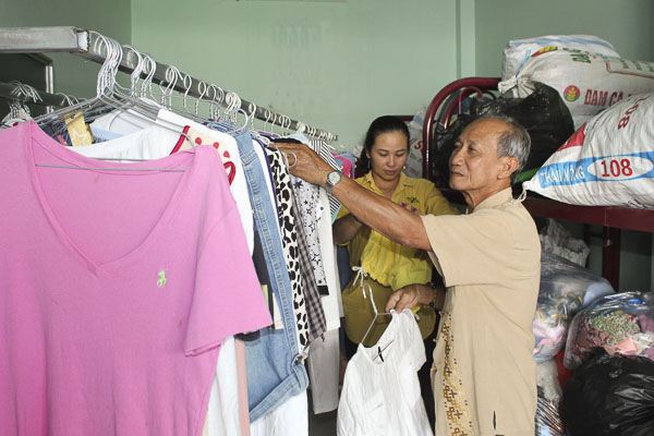 Người dân chọn quần áo tại “Gian hàng 0 đồng” của UBMTTQVN  phường Tân Phước, TX.Phú Mỹ.
