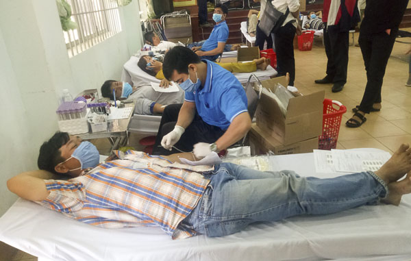 Người dân trên địa bàn huyện Châu Đức tham gia hiến máu tình nguyện sáng 10/2.