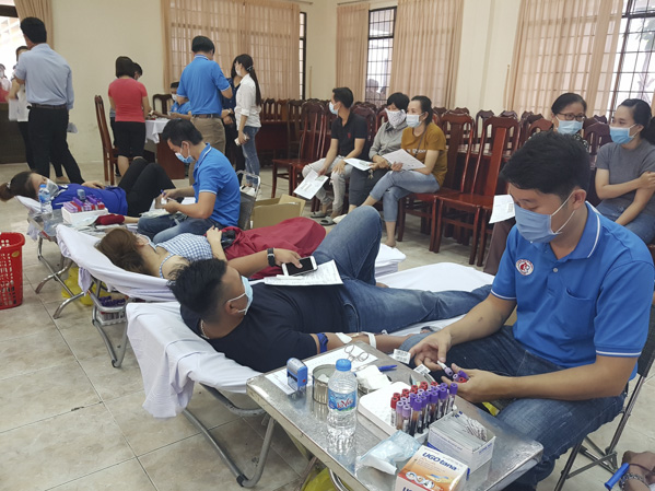 Người dân trên địa bàn TP.Vũng Tàu tham gia hiến máu tình nguyện đợt sáng 12/2.
