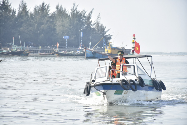 Cán bộ, chiến sĩ Đồn Biên phòng Phước Tỉnh tuần tra khu vực tàu cá neo đậu. 