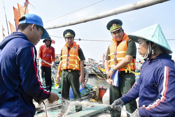 Cán bộ, chiến sĩ Đồn Biên phòng Phước Tỉnh tuyên truyền, phổ biến pháp luật cho ngư dân trên địa bàn quản lý. 