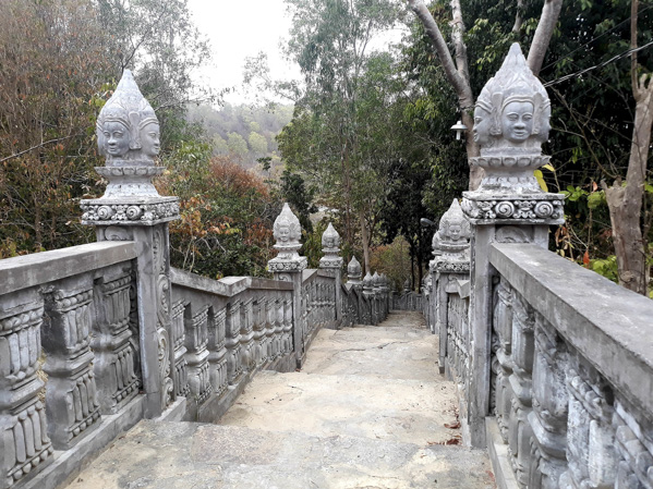 Lối lên chánh điện chùa Nam Sơn là những bậc tam cấp chạy dài theo dốc núi. Ảnh: LƯU LY