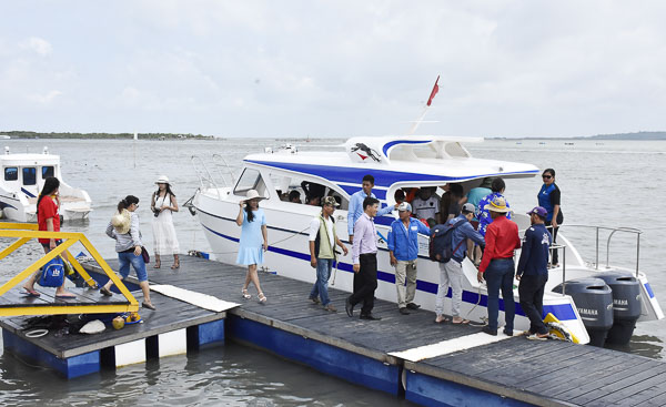 Bến thuyền du lịch trong KCN Đông Xuyên của Công ty CP Công nghệ Việt Séc thu hút đông khách tham quan.
