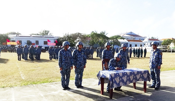 Các đơn vị trực thuộc đảo Nam Yết ký kết giao ước thi đua trong buổi lễ ra quân huấn luyện. Ảnh: T.TẤN