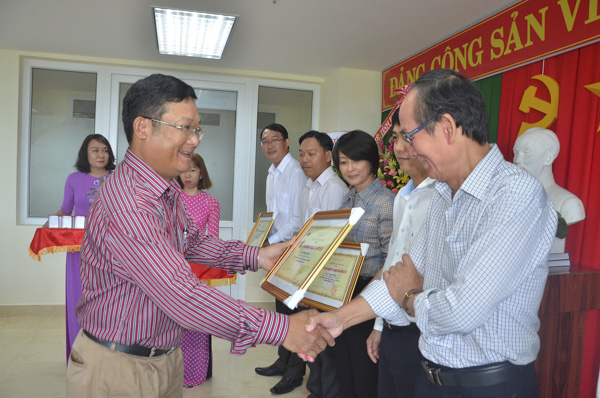 Ông Đặng Hồng Tuấn, Phó Giám đốc BHXH tỉnh tặng kỷ niệm chương cho các cá nhân  đã có nhiều đóng góp vì sự nghiệp BHXH. Ảnh: CẨM NHUNG