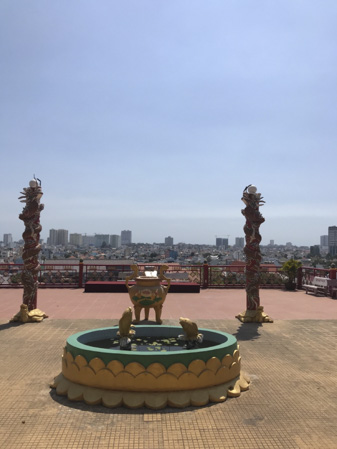Từ sân chùa Bà Sùng Chính, du khách có thể thu vào tầm mắt  khung cảnh bao la của TP. Vũng Tàu.