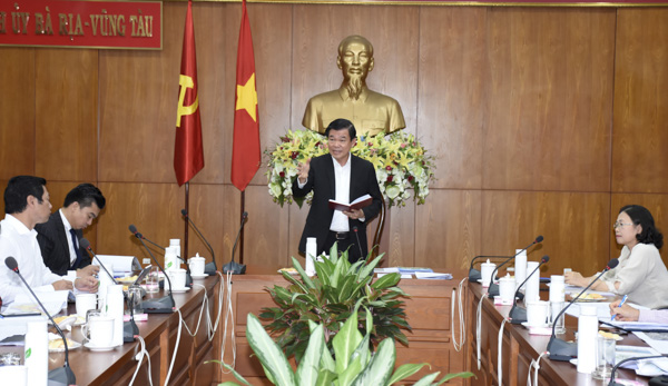 Ông Nguyễn Hồng Lĩnh, Ủy viên Trung ương Đảng, Bí thư Tỉnh ủy, Chủ tịch HĐND tỉnh chủ trì cuộc họp.