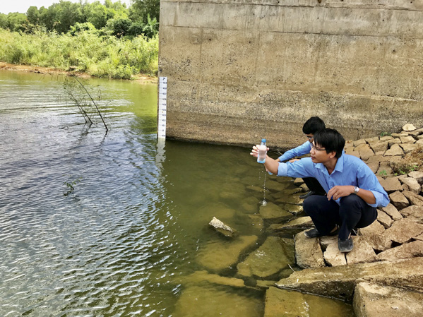 Nhân viên Công ty CP Cấp nước BR-VT lấy mẫu nước tại hồ Đá Đen để xét nghiệm chất lượng nước.