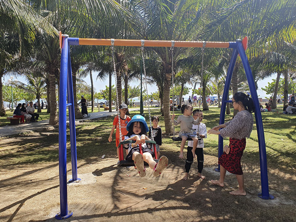 Trẻ em vui chơi ở Công viên Bãi Sau (TP. Vũng Tàu).