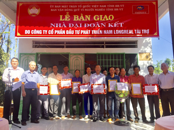 Đại diện UBMTTQ Việt Nam huyện Châu Đức và các địa phương trao Quyết định tặng nhà cho các gia đình.