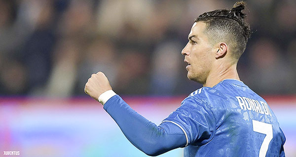 Trong ngày Cristiano Ronaldo (ảnh) cân bằng kỷ lục ghi bàn ở 11 trận liên tiếp tại Serie A 2019/2020, Juventus đã đánh bại SPAL với tỷ số 2-1 để tiếp tục đứng số 1 trên bảng xếp hạng.