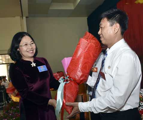 Đồng chí Nguyễn Thị Yến, Phó Bí thư Thường trực Tỉnh ủy tặng hoa  chúc mừng đồng chí Dương Minh Tú được Đại hội tín nhiệm bầu giữ chức Bí thư Chi bộ Công ty TNHH MTV Xổ số kiến thiết tỉnh nhiệm kỳ 2020-2025.