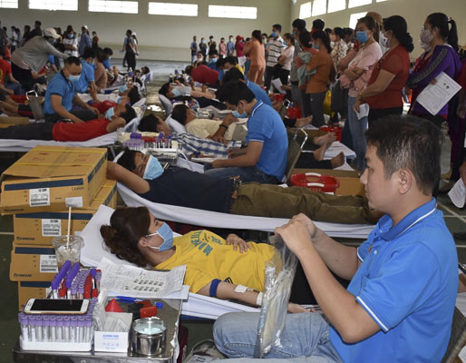 Đông đảo người dân trên địa bàn huyện Long Điền tham gia hiến máu. 