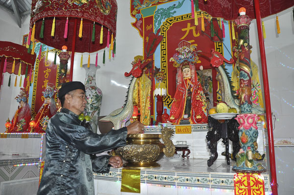 Bên trong chánh điện miếu Bà Khâm Sai thờ Cửu Thiên Huyền Nữ, nơi đây được người dân địa phương tới dâng hương, thờ phụng.