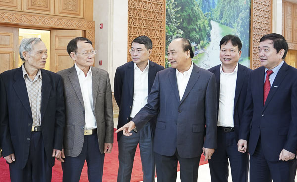 Thủ tướng Nguyễn Xuân Phúc trao đổi với các thành viên Hội đồng Tư vấn chính sách tài chính, tiền tệ quốc gia. Ảnh: QUANG HIẾU
