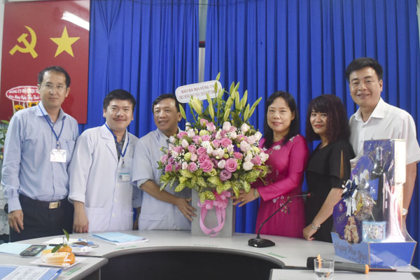 Đoàn của Báo Bà Rịa-Vũng Tàu đến thăm, chúc mừng Bệnh viện Lê Lợi.