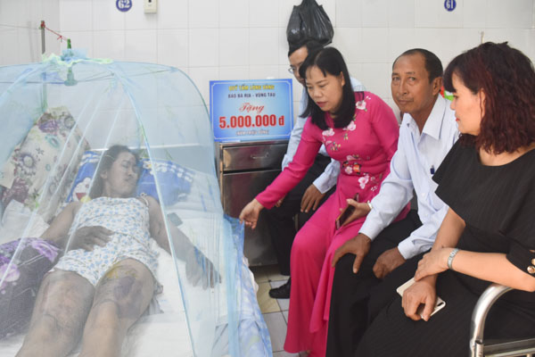 Đoàn động viên, thăm hỏi tình trạng sức khỏe của chị Nguyễn Thị Kiều Đông.