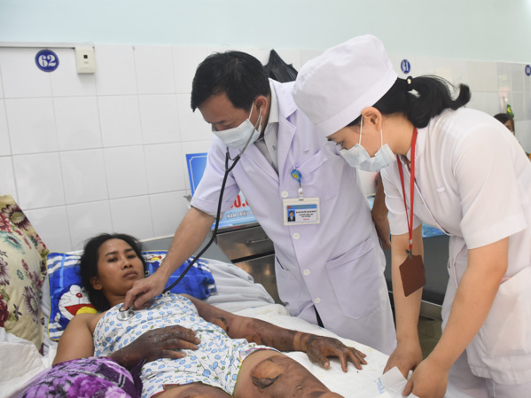 Bác sĩ Nguyễn Thanh Phước, Giám đốc Bệnh viện Lê Lợi thăm khám và tư vấn cho bệnh nhân Nguyễn Thị Kiều Đông - Nạn nhân trong vụ dì ruột đốt cháu.