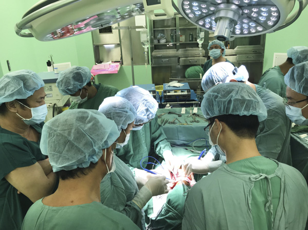 Ca phẫu thuật ung thư thanh quản do các bác sĩ BV Bà Rịa thực hiện dưới sự hỗ trợ của bác sĩ BV Chợ Rẫy, TP. Hồ Chí Minh.  Ảnh: ANH ĐÀO