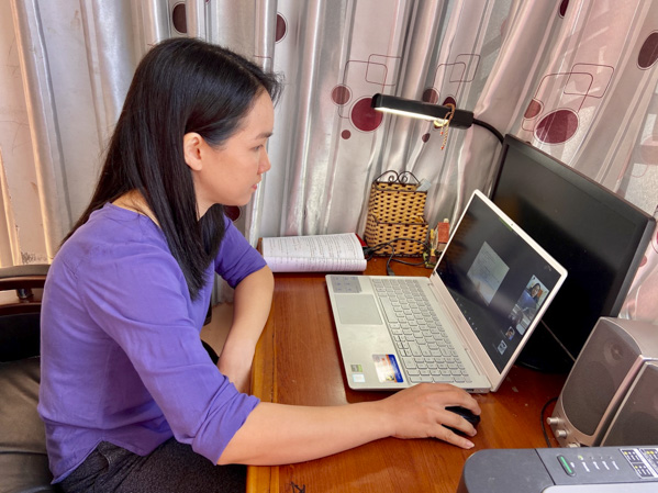 Cô Nguyễn Thị Thảo Nguyên (GV môn Toán, Trường THCS Nguyễn An Ninh, TP.Vũng Tàu) dạy trực tuyến tại nhà.