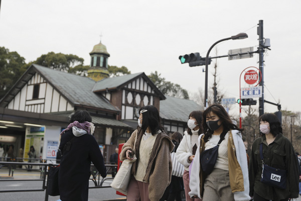 Người dân đeo khẩu trang phòng tránh lây nhiễm dịch COVID-19 tại Tokyo, Nhật Bản. 