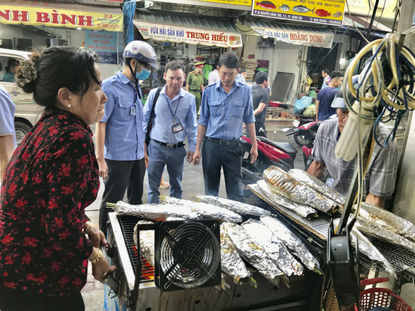 Lãnh đạo phòng Quản lý đô thị và đội trật tự đô thị yêu cầu một hộ kinh doanh trên trên vỉa hè đường Nguyễn Công Trứ (phường 2) đưa hàng hóa vào trong nhà.